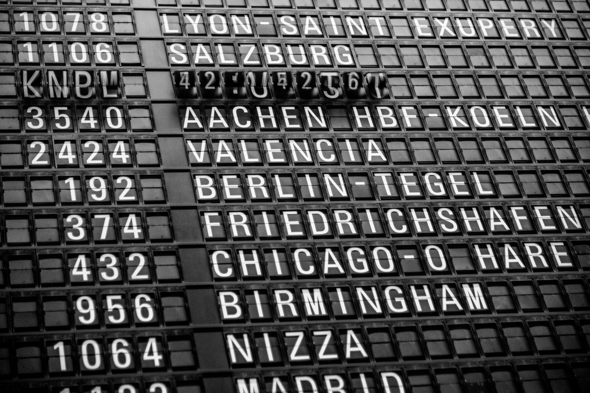 Book Your Long-Haul Flight on the Wrong Day and You'll Pay for It