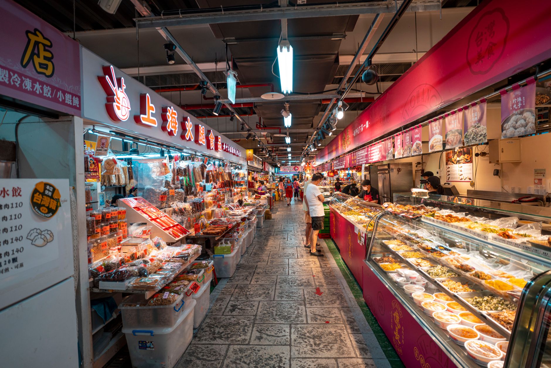 Eating at Markets Instead of Restaurants Is the Fastest Way to Halve Your Food Budget