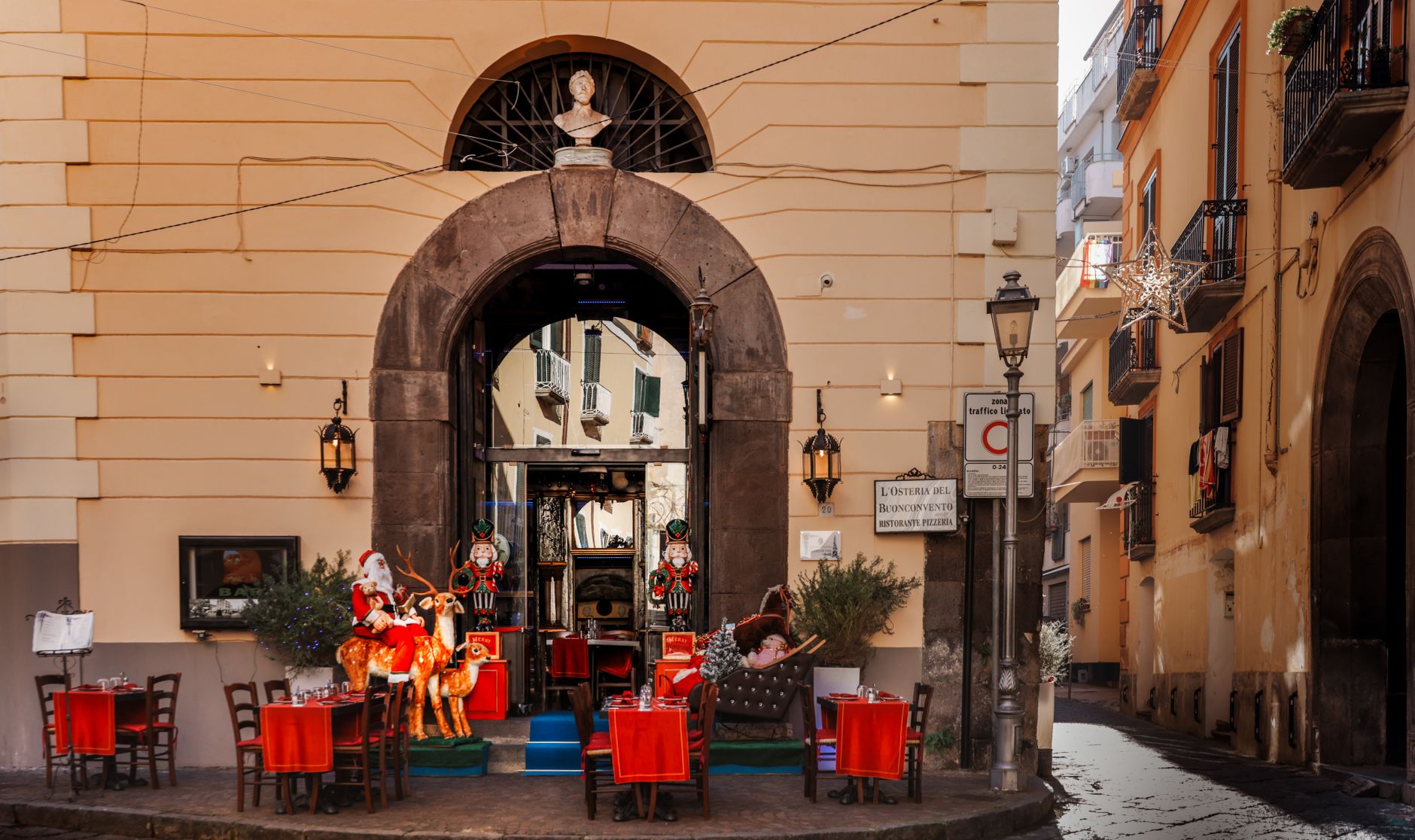 Naples Doesn't Start Until After Lunch - And Visitors Keep Getting This Wrong