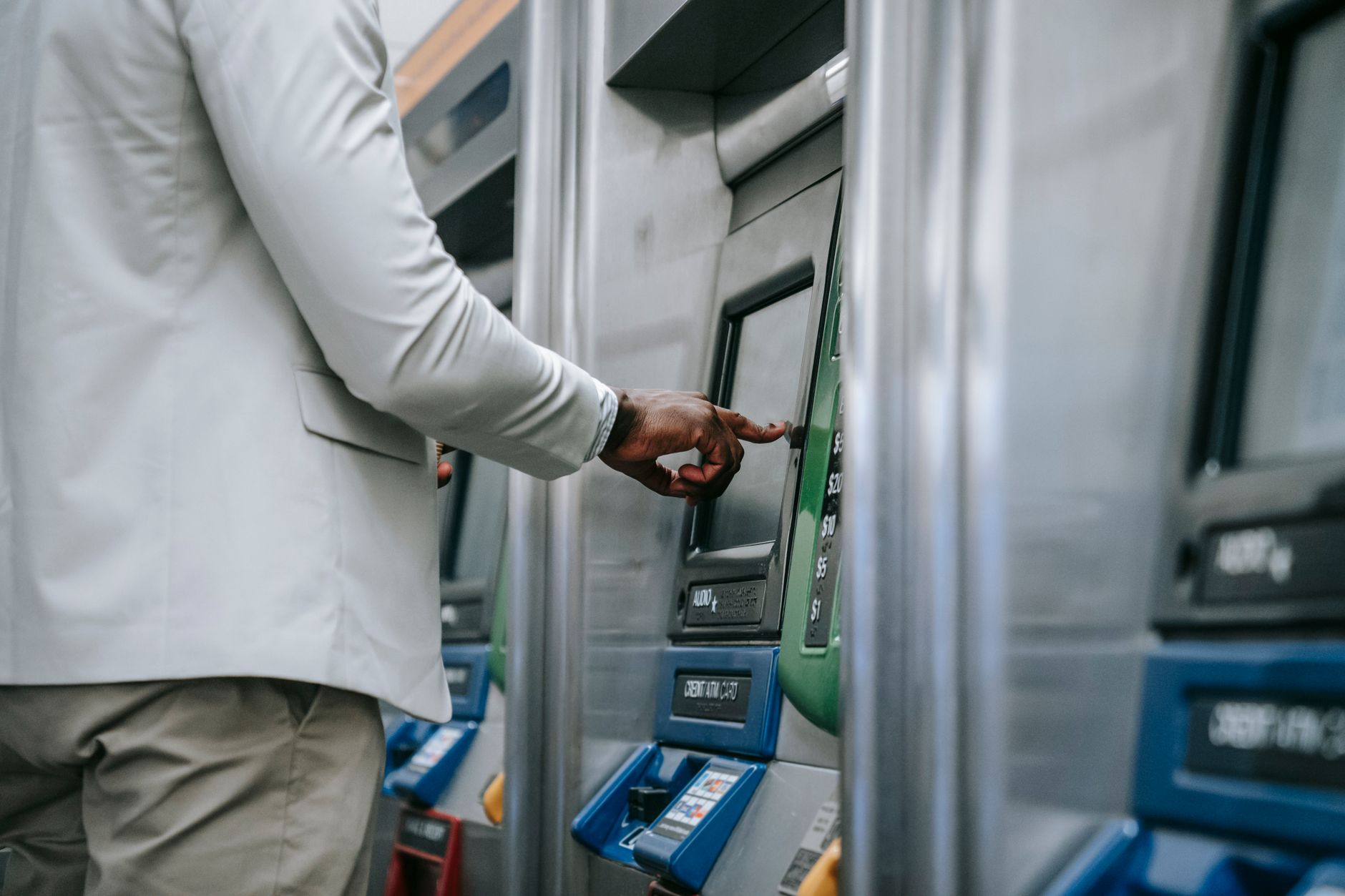 Your Travel Card Is Costing You Money Every Time You Ignore the Currency Prompt